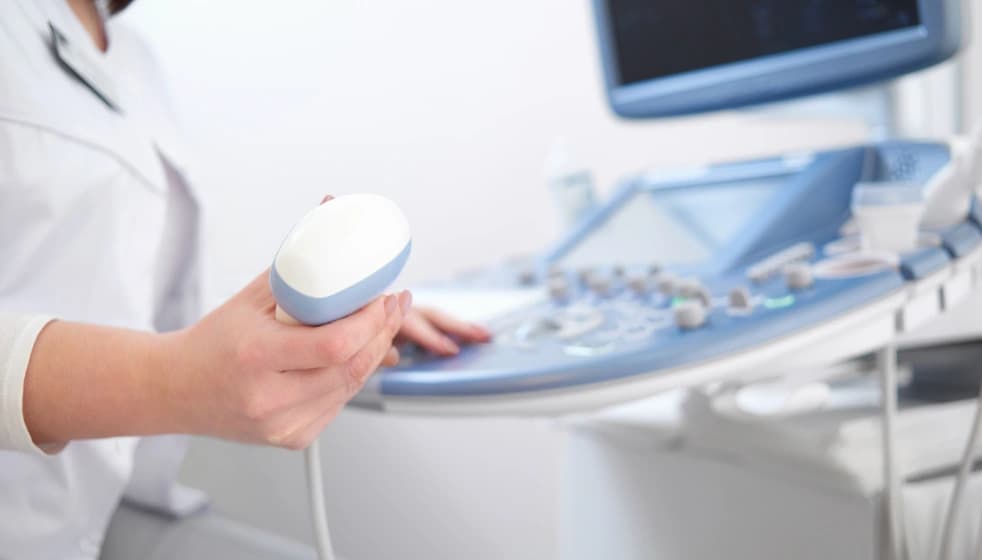 Profesional de la salud realizando un estudio de ultrasonido